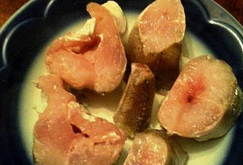 1. Этап. Крымская закуска Баркас: Хек предварительно размораживаем, режем его на небольшие кусочки, обваливаем в муке и жарим.