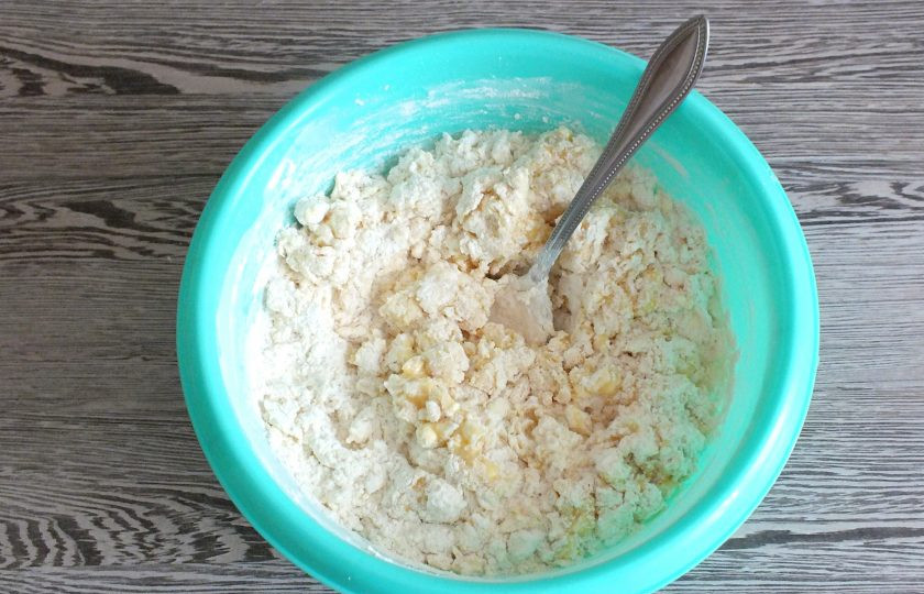 1. Этап. Сочни на маргарине: Начните замес ложкой. После того как станет трудно перемешивать, месите руками. Тесто сначала будет липнуть к рукам, но постепенно соберется в комок. Если тесто долго не собирается в комок, добавьте пару ложек муки, натрите руки мукой и месите дальше.