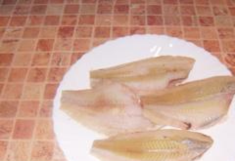 1. Этап. Камбала в духовке с картошкой: Камбалу моем, очищаем и снимаем кожу. Сбрызгиваем лимонным соком.