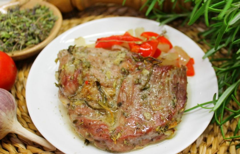 1. Этап. Ошеек в духовке: Готовое мясо подаем горячим вместе с запеченными овощами. Приятного аппетита!