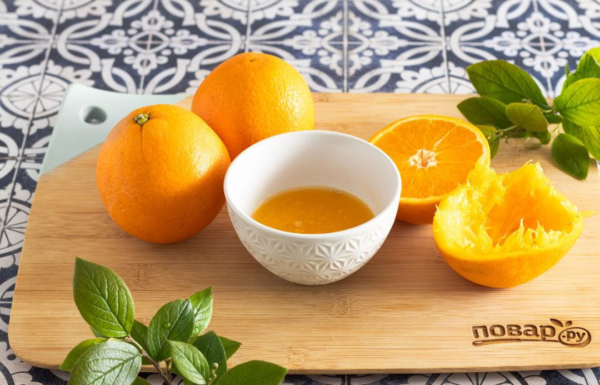 1. Этап. Апельсиновый коктейль с водкой: Апельсины помойте, разрежьте пополам и выжмите сок. На 1 порцию коктейля потребуется 140 мл. свежевыжатого сока.