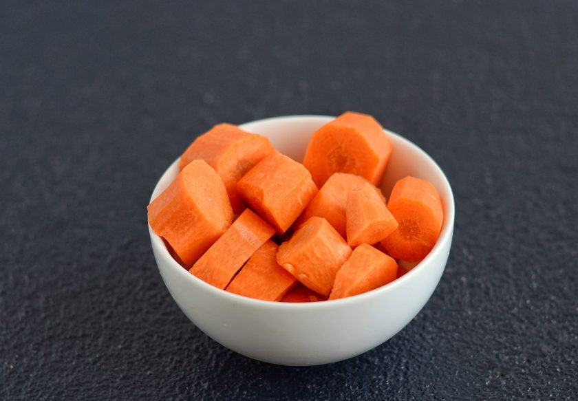 1. Этап. Морковный фреш: Морковь очистите от кожуры, затем нарежьте на ломтики среднего размера.