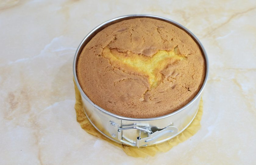 1. Этап. Бисквит в разъемной форме: Готовый бисквит немного увеличится в размере и будет пружинить при надавливании. Извлеките форму из духовки.