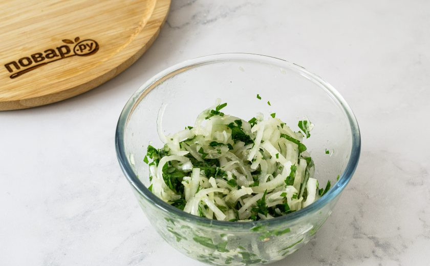 1. Этап. Закуска из болгарского перца: Добавьте в миску с луком и чесноком мелко порезанную петрушку. Влейте уксус, оставшееся растительное масло и сироп топинамбура. Посолите, перемешайте и оставьте на полчаса.