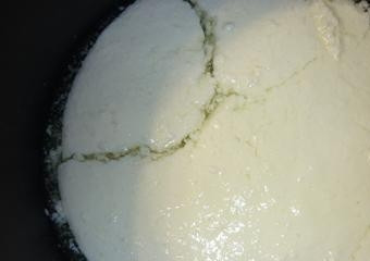 1. Этап. Творог из прокисшего молока в мультиварке: За это время от молока отделятся творог и сыворотка. Вот как это выглядит.