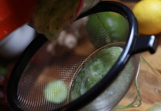 1. Этап. Огуречный лимонад: Теперь процеживаем полученное пюре через мелкое сито и через марлю. Ну и заключительный этап - смешиваем огуречно-мятный сок, сок лимона, воду и сироп. В первый раз я советую воду и сироп добавлять частями и пробовать лимонад, подгоняя под свой вкус.