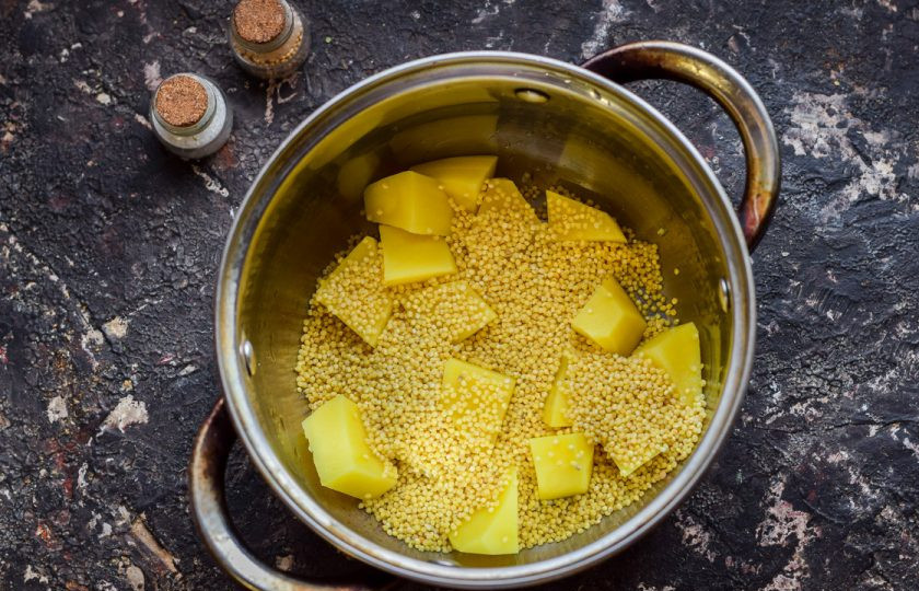 1. Этап. Постный суп с пшеном: Картофель очистите, сполосните и просушите. Нарежьте картофель крупными брусками, после переложите его в кастрюлю, добавьте сразу пшено, влейте воду и поставьте на огонь. Варите пшено и картофель 25 минут.