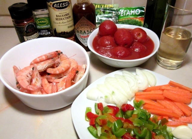 1. Этап. Быстрый томатный суп с креветками: 1. Вот такой набор продуктов будет необходим, чтобы повторить этот простой рецепт быстрого томатного супа с креветками. Для любителей остренького рекомендую также использовать соус Тобаско или его аналоги. Также при подаче можно дополнить суп бальзамиком.