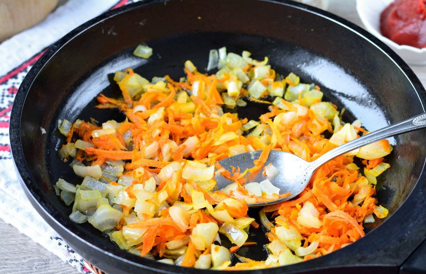 1. Этап. Ленивые голубцы с пекинской капустой: Обжарьте лук с морковкой налив на сковородку немного масла. Жарьте овощи до мягкости пару минут.