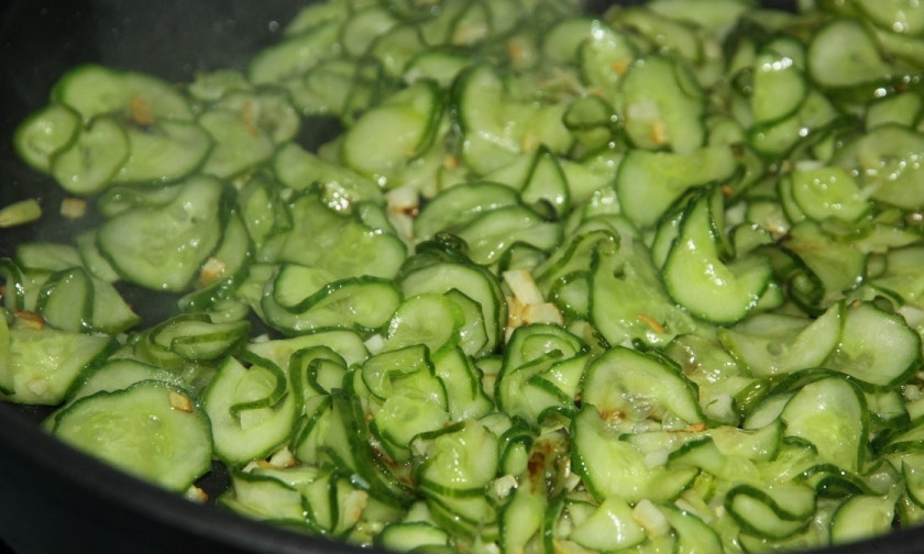 1. Этап. Салат из огурцов с чесноком: Достаем огурцы из холодильника, промываем под холодной водой и отжимаем как следует. Нагреваем сковороду, наливаем масло. Жарим огурцы с чесноком на раскаленной сковородке буквально пару минут. Добавляем кунжутные семечки и убираем с огня. Даем остыть, по желанию добавляем специи. Наш салат из огурцов с чесноком готов! Подаем, украсив семенами кунжута. Приятного аппетита)