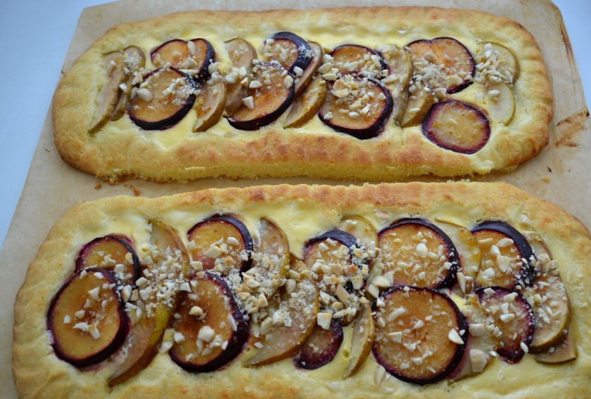 1. Этап. Пирог с грушами и сливами: Выпекайте пироги при температуре 180 градусов до готовности, на это уйдет примерно 15-20 минут.