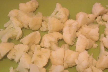 1. Этап. Горбуша в горшочках: Отделяем соцветия цветной капусты и на несколько минут опускаем из в кипящую воду. Капуста готовится очень быстро, поэтому варим ее минуту-две.