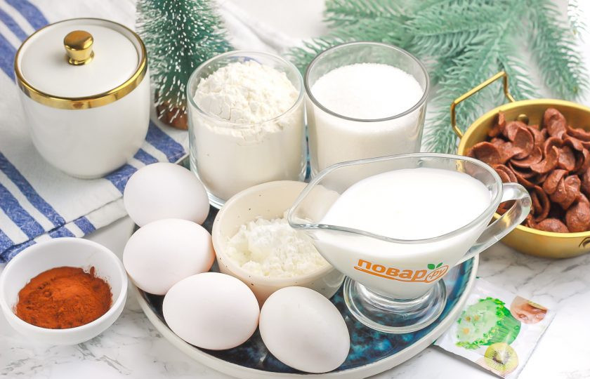 1. Этап. Торт Змейка на Новый год: Подготовьте указанные продукты. Приобретите кондитерские сливки или кондитерский крем и шоколадные хлопья в виде ракушек или лодочек.