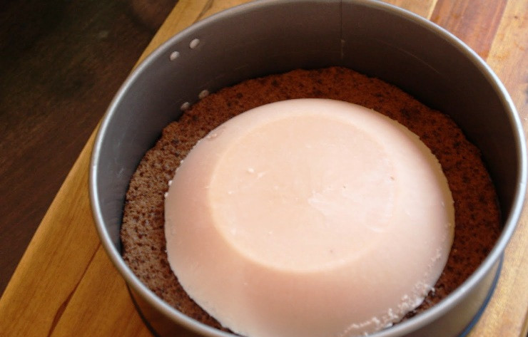 1. Этап. Шоколадный торт с муссом: Теперь соберем наш замечательный торт. Поместите бисквит в разъемную форму, центр смажьте небольшим количеством малинового варенья и сверху аккуратно переверните застывший крем из формы.