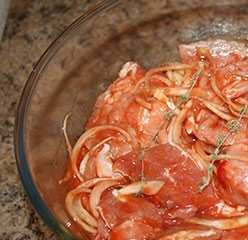 1. Этап. Маринованная свинина в духовке на обед: 3. Нарезаем лук кольцами и отправляем к мясу. Сюда же вливаем томатный сок и все хорошенько перемешиваем. Даем постоять еще около 20 минут.