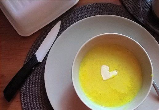 1. Этап. Молочный суп с рисовой полентой: Теперь для подачи выливаем в тарелку, убрав веточку мяты и перец душистый. Кладём кусочек сливочного масла. Как говорится: 