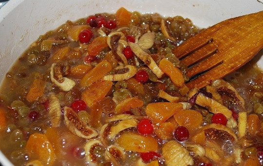 1. Этап. Рождественский пирог русский: 2. Добавьте половину масла, половину сахара, воду и коньяк. Поставьте на огонь. Доведите до кипения, помешивая. Сахар должен полностью раствориться, а алкоголь — испариться. Помешивая, томите минуты 3. После снимите с огня и остудите немного.