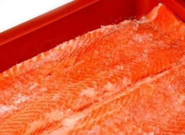 1. Этап. Форель слабосоленая: Сбрызнем филе лимонным соком, посыпаем его смесью соли и сахара со всех сторон.