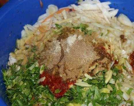 1. Этап. Суп Кукси: 3. Овощи очистите и измельчите. Выложите в большой салатник и перемешайте. Добавьте специи, зелень, уксус, масло, соевый соус.