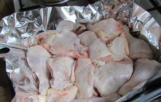 1. Этап. Курочка Объедение: Части курицы промойте, обсушите и разложите на фольгу в противне.