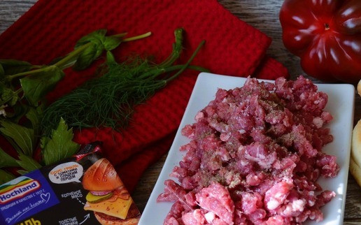 1. Этап. Бургер Пестрая осень: Приготовить фарш, пропустить мясо через крупную решётку, слегка посолить, заправить перцем.