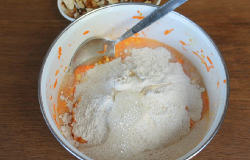 1. Этап. Морковный пирог без яиц: Далее, насыпаем муку и кладем соду. Сверху на соду выливаем сок половинки лимона. Замешиваем тесто.