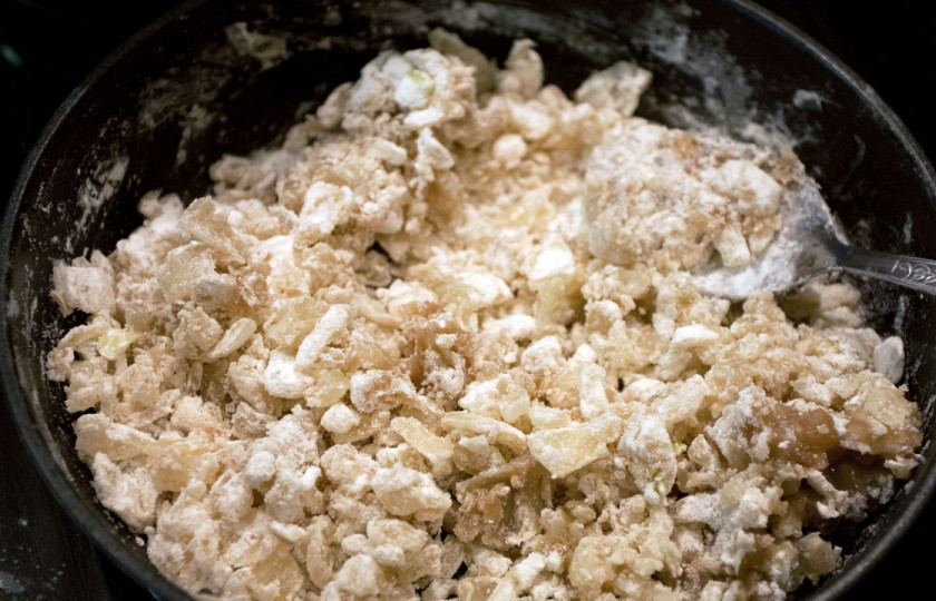 1. Этап. Быстрый суп без мяса: 5. Когда лук станет прозрачным и мягким добавить немного муки и, постоянно помешивая, обжарить еще 2-3 минуты.