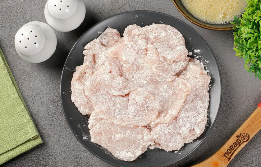 1. Этап. Куриные отбивные с сыром: Обваляйте каждую заготовку в муке. Отдельно взбейте в мисочке яйцо с солью.