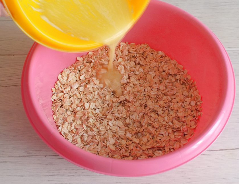 1. Этап. Шведское овсяное печенье: Овсянку высыпьте в просторную чашу. Добавьте к ней растопленное сливочное масло. Перемешайте.