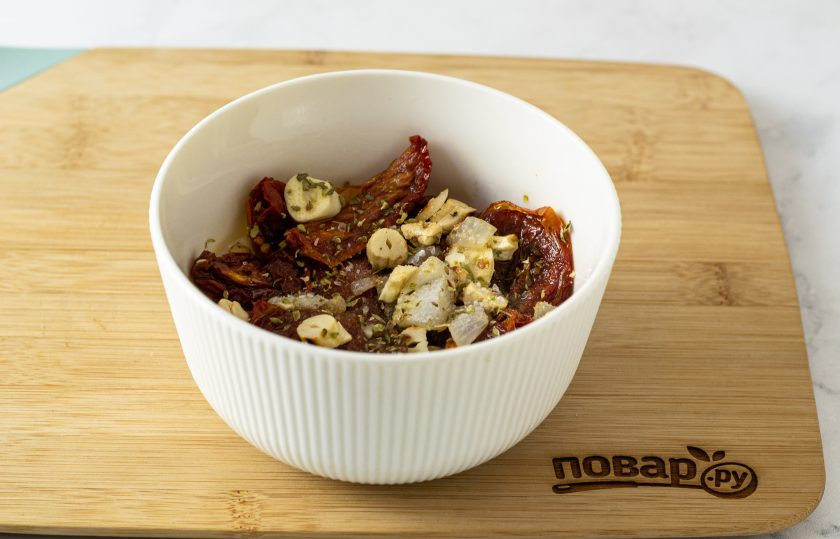 1. Этап. Соус из вяленых томатов: Измельчите в блендере все ингредиенты.