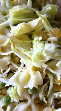 1. Этап. Салат из кабачков и бабочек: В тарелке смешать макароны, кабачки, промытый изюм, сок лимона, горошек, орехи и оливковое масло. Кедровые орехи можно обжарить на сковороде, по желанию.