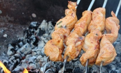 1. Этап. Куриный шашлык в томатном соусе: Замаринованное филе надеваем на шампуры и готовим на мангале до готовности. Но если погода не позволяет вам насладится шашлыком на природе, то можно его приготовить и в духовке.