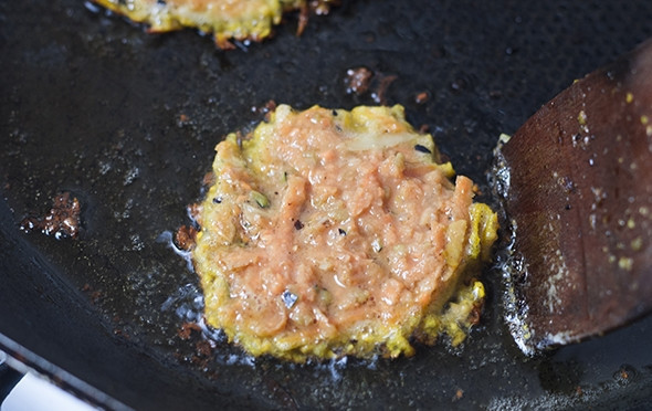 1. Этап. Оладьи из баклажанов: 5. Выкладывайте ложкой на сковороду с разогретым растительным маслом.