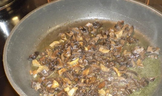 1. Этап. Щи Петровские: Грибы обжаривайте на сковороде в течении 10 минут. Тем временем мясо поставьте на огонь медленно вариться где-то час (для бульона).