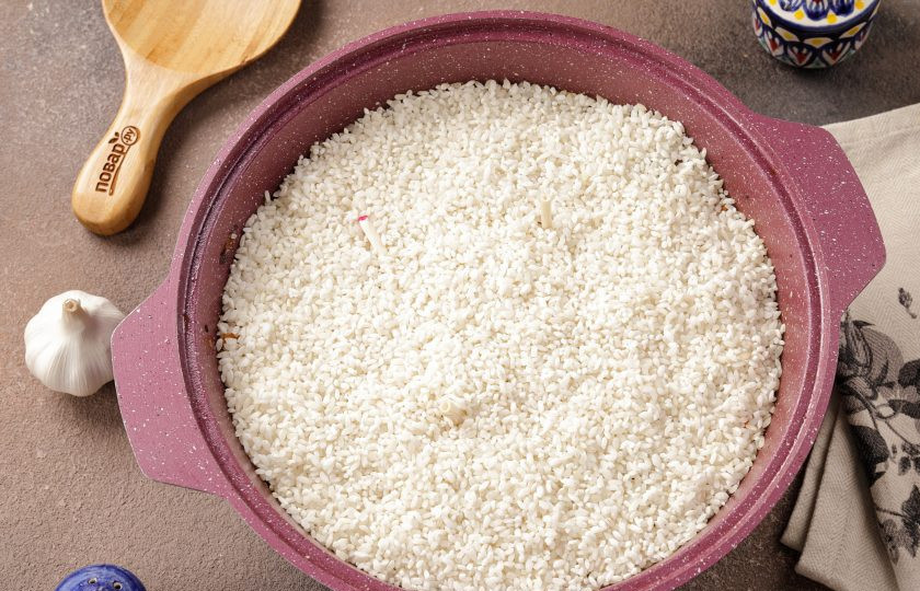 1. Этап. Плов с нутом и рисом: Аккуратно выложите рис.