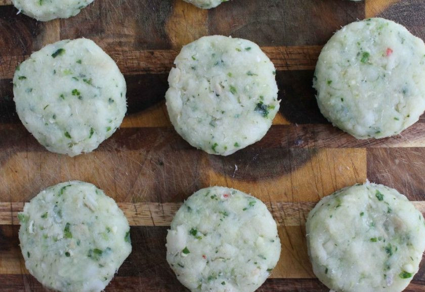 1. Этап. Рыбные котлеты из фарша трески: 2. Хорошенько смешайте все содержимое в миске, сформируйте небольшие котлеты.