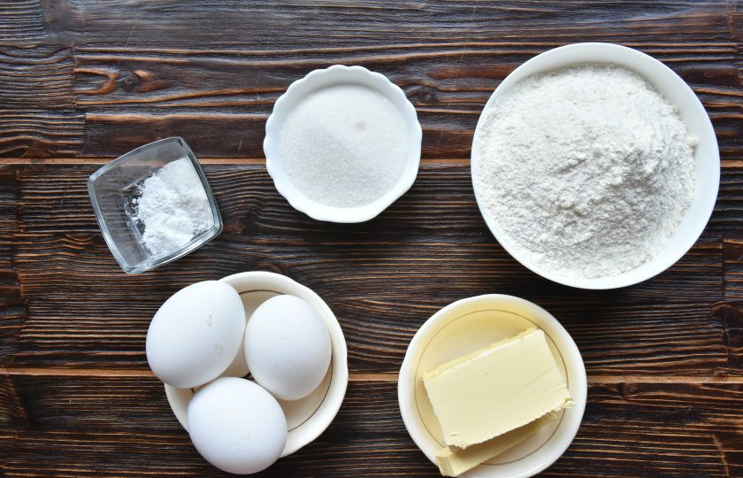 1. Этап. Пирог Ложный сырник: Подготовьте продукты для приготовления песочного теста. Яйца разделите на желтки и белки.