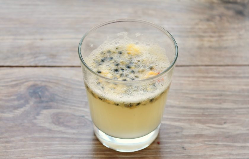 1. Этап. Лимонад из малины и маракуйи: Зерна и мякоть, оставшиеся после протирания, залейте 50 миллилитрами газировки, перемешайте и дайте постоять 5 минут. Смешайте смесь из малины и маракуйи и процеженной газировкой после настаивания зернышек, перемешайте. Вылейте смесь в графин, добавьте газированную воду и подавайте к столу.