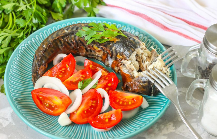 1. Этап. Скумбрия в луковой шелухе и чайной заварке: Извлеките скумбрию из бульона и слегка промойте в теплой воде от заварки. Выложите на блюдо и подайте с овощами, салатом, соусами.