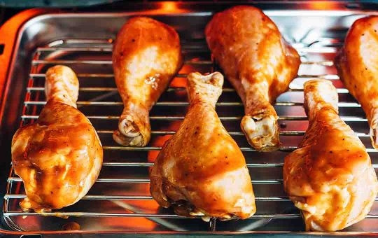 1. Этап. Запекание куриных ножек в духовке: Оставьте ножки в маринаде на ночь. Затем положите ножки на решетку с поддоном и отправьте в духовку в режиме гриля, чтоб они запеклись до легкой корочки. Если гриля нет, просто обжарьте курочку до корочки, минуты 3-4.