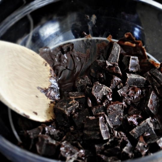 1. Этап. Крем для бисквитного торта: Шоколад нужно растопить на пару. Для этого в небольшой кастрюльке доводим воду до кипения, а на кастрюльку ставим небольшую чашу с шоколадом.