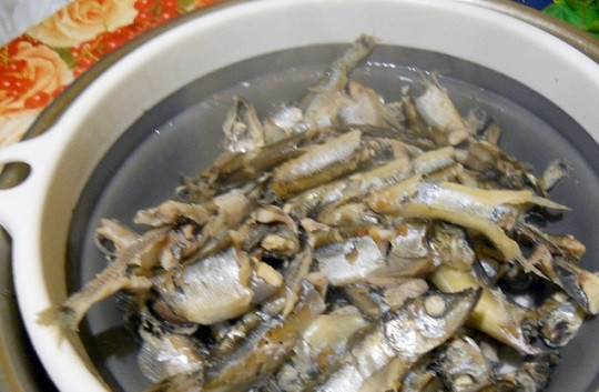 1. Этап. Пирог из мойвы: 1. Рыбку вымойте, очистите, отправьте в кастрюлю с кипящей водой (замороженную можно сразу в кастрюлю, а после уже очистить). Посолите по вкусу, проварите 3-4 минуты и откиньте на дуршлаг.