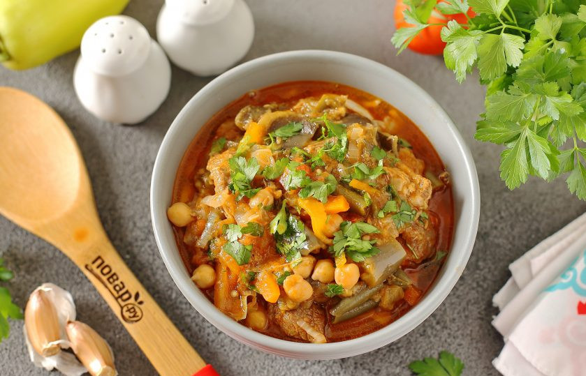 1. Этап. Лагман по-таджикски: Готовый лагман подаем следующим образом. Выкладываем на тарелку необходимое количество лапши и поливаем ее сверху соусом из тушеных овощей с мясом. По желанию посыпаем блюдо свежей зеленью. Приятного аппетита!