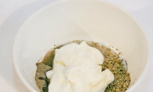 1. Этап. Речная форель на углях: 1. В миску всыпаю орегано, базилик, черный молотый перец и соль, выдавливаю сок одной половинки лимона и добавляю майонез.