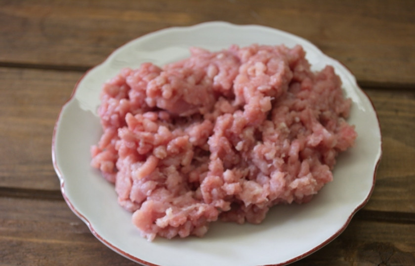 1. Этап. Запеканка мясная с овощами: Подготовьте фарш. Я использую свежеприготовленный в домашних условиях. Вы можете взять покупной. Фарш может быть говяжий, свиной, смесь свиного и говяжьего или вообще куриный.