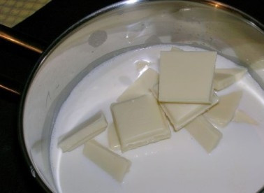 1. Этап. Торт на йогурте: Сливки доводим до кипения и выкладываем туда кусочки шоколада. Размешиваем до полного растворения шоколада. Если глазурь жидковата, то на маленьком огне проварим ее до загустения.