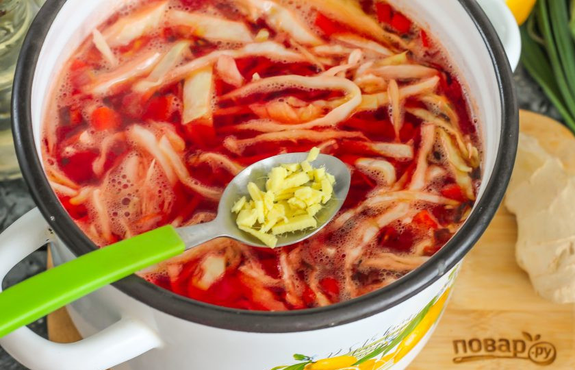 1. Этап. Борщ с имбирем: Очистите корень имбиря, нарежьте его мелкими кубиками или натрите на терке с мелкими ячейками, добавьте в борщ.