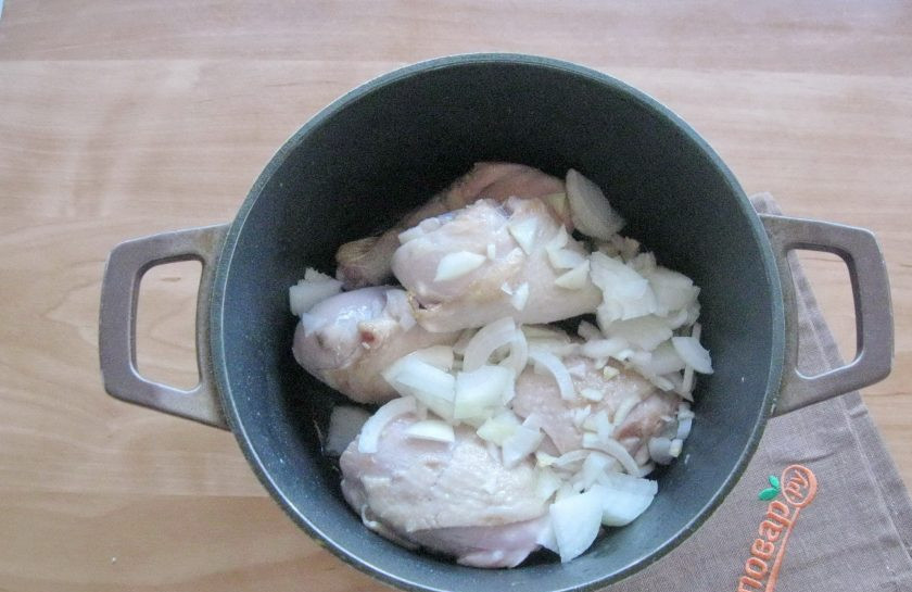 1. Этап. Курица в вине по-французски: Репчатый лук очистите, помойте и нарежьте полукольцами. Добавьте в кастрюлю с курицей.