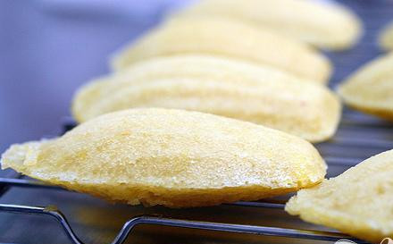 1. Этап. Мадлены: 4. Убрать противень из духовки, извлечь печенья из формы, помогая острым ножом. Дать мадленам остыть на стойке. Они могут быть поданы слегка теплыми или комнатной температуры.