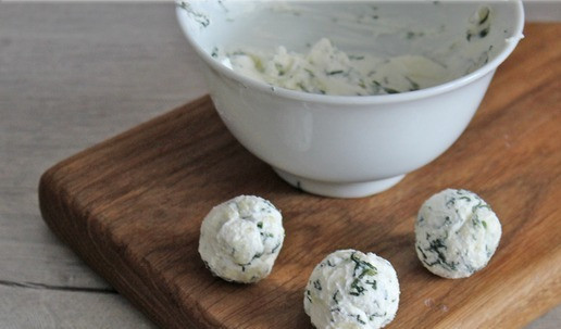 1. Этап. Омлет «На ужин»: Из сырной массы сформировать небольшие шарики массой около 8 грамм.